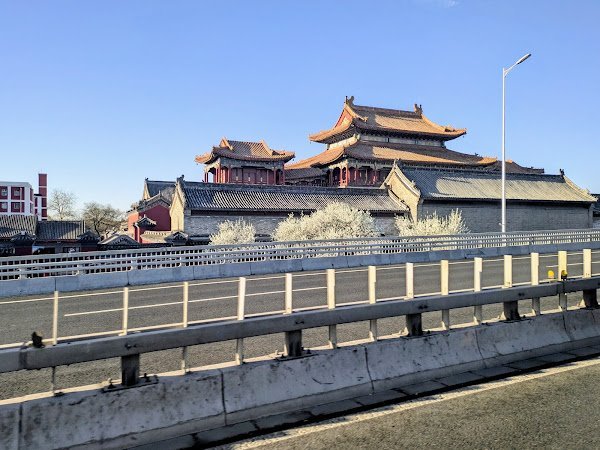 templo en la carretera.jpg